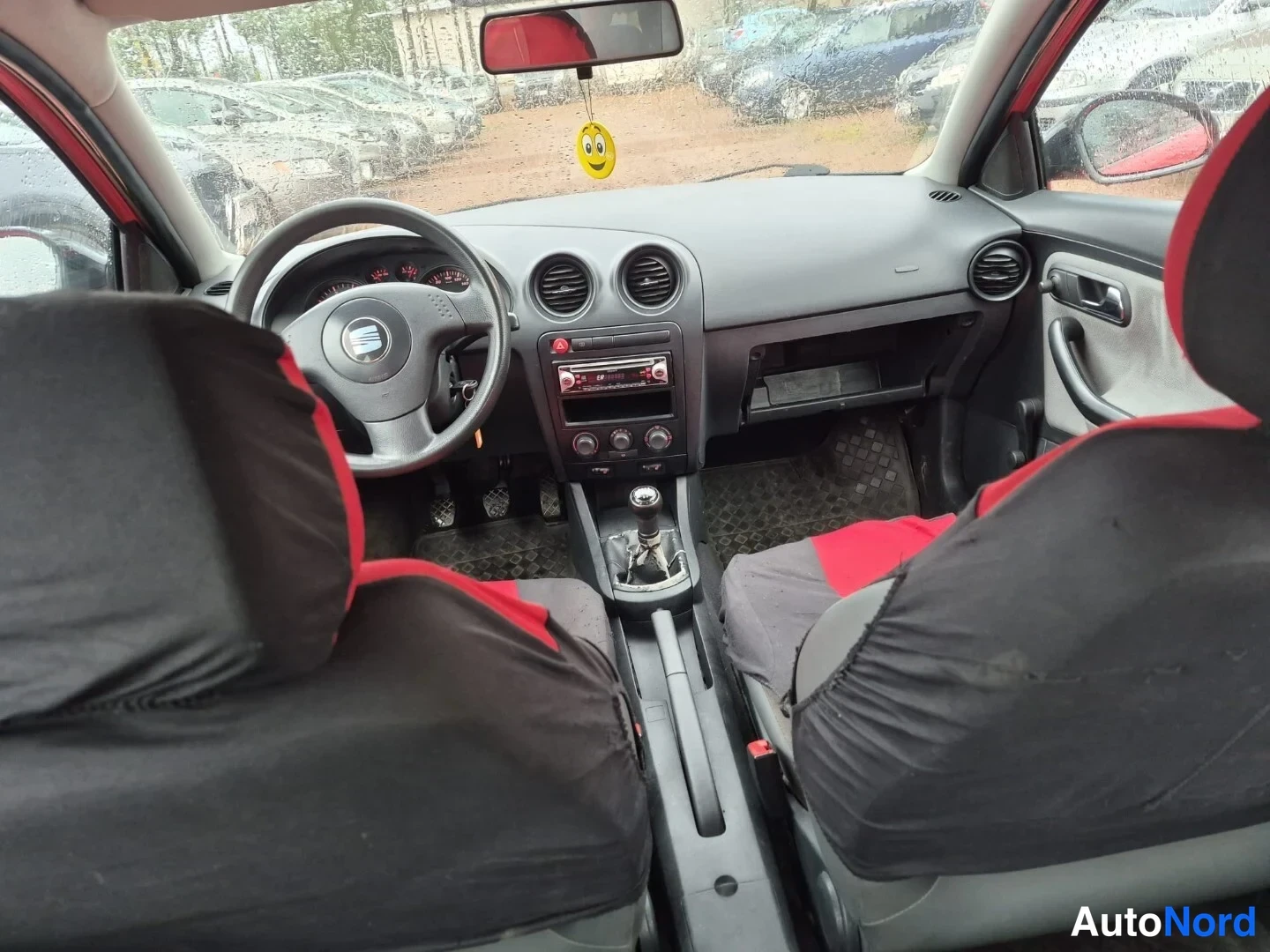 Punainen Seat Ibiza 2003, ohjaamo, kuva 12