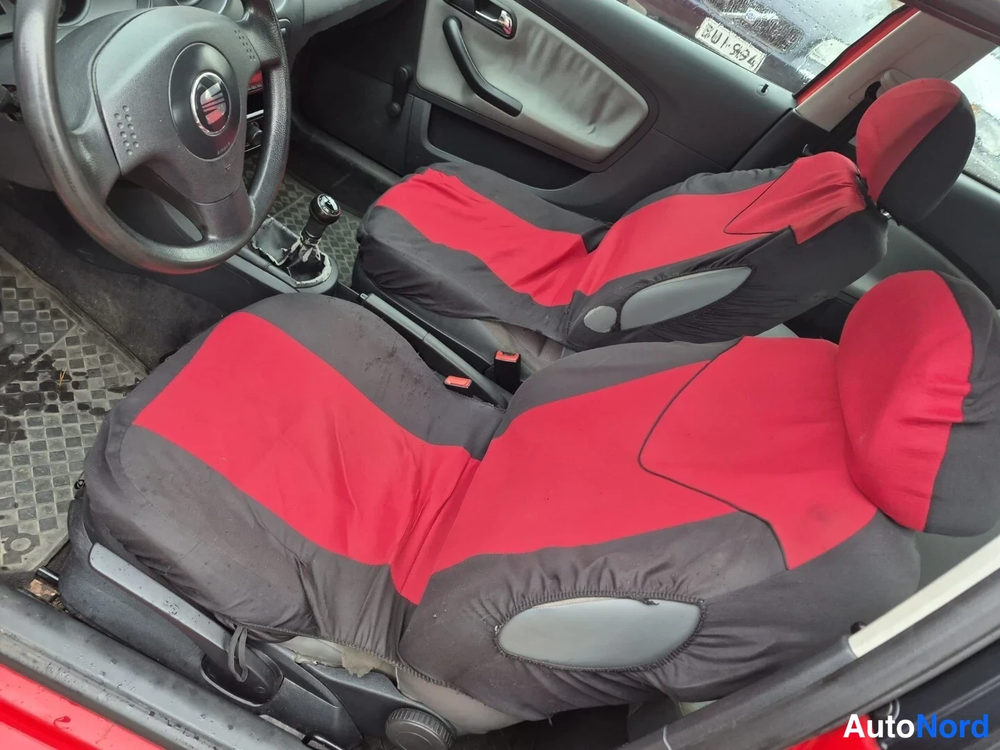 Punainen Seat Ibiza 2003, etuistuimet, kuva 13