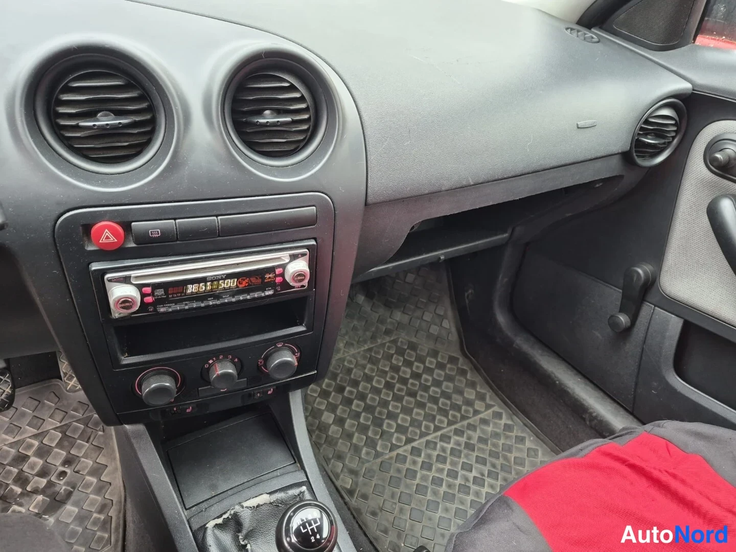 Punainen Seat Ibiza 2003, ohjaamo, kuva 9