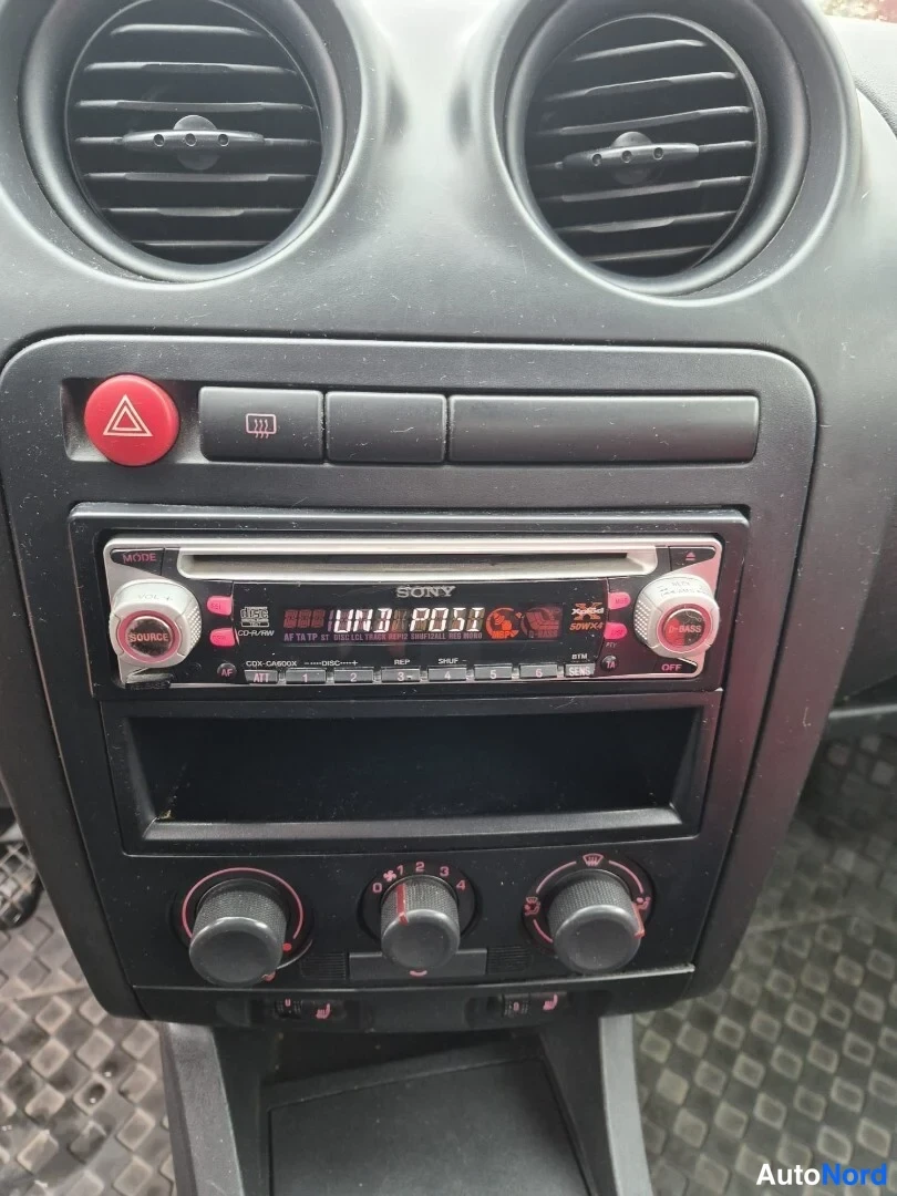 Punainen Seat Ibiza 2003, yksityiskohta, kuva 20