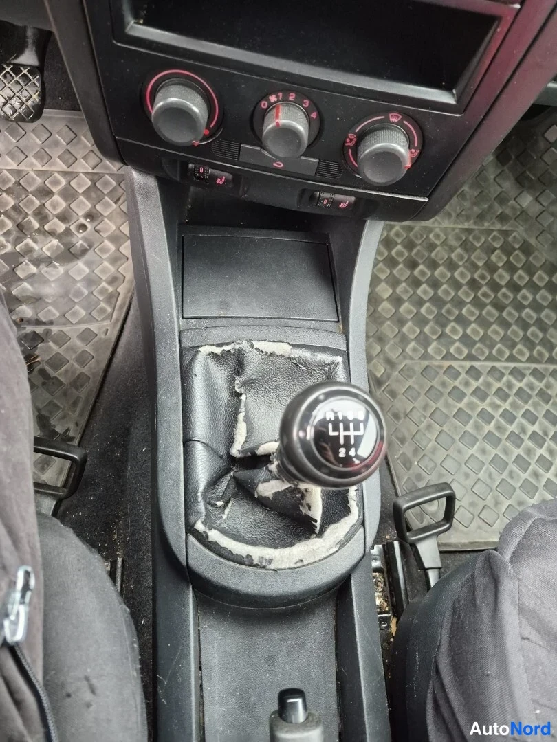 Punainen Seat Ibiza 2003, ohjaamo, kuva 10