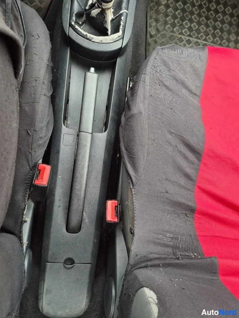 Punainen Seat Ibiza 2003, ohjaamo, kuva 11