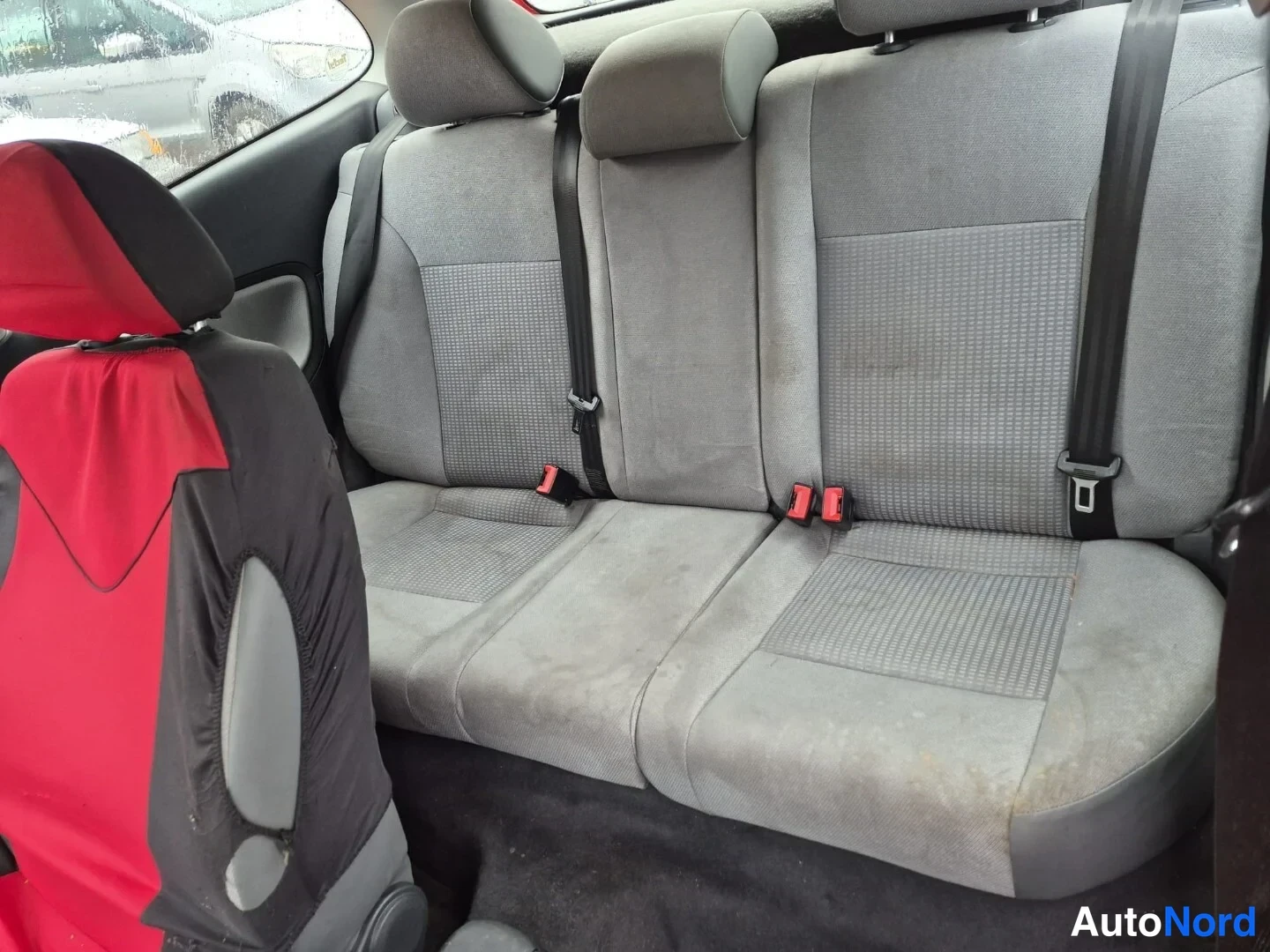 Punainen Seat Ibiza 2003, takaistuimet, kuva 14