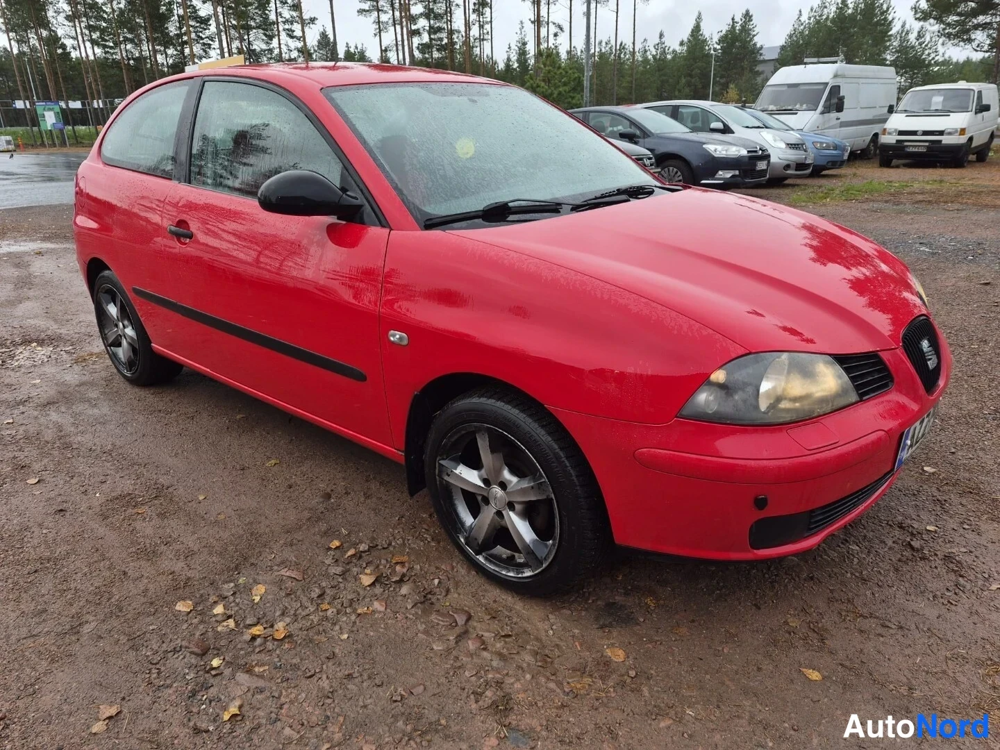 Punainen Seat Ibiza 2003, etuviisto, keula oikealle, kuva 3