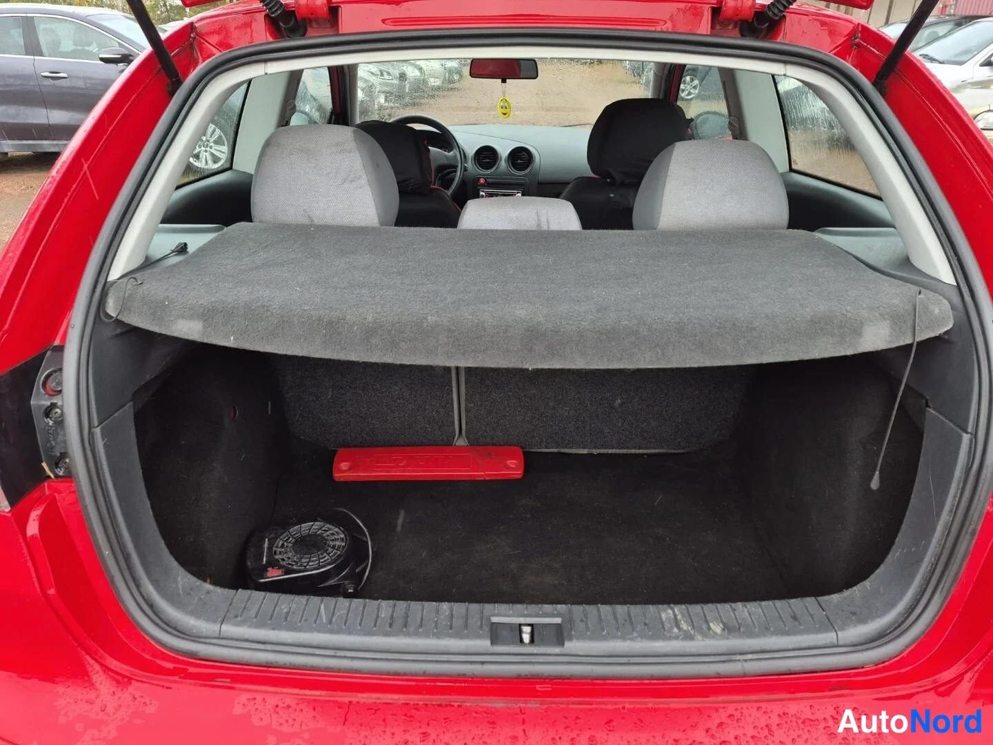 Punainen Seat Ibiza 2003, tavaratila, kuva 15