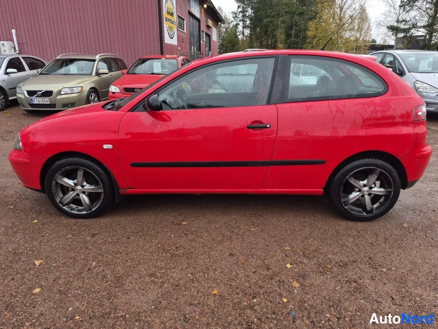 Punainen Seat Ibiza 2003, sivulta, kuva 5