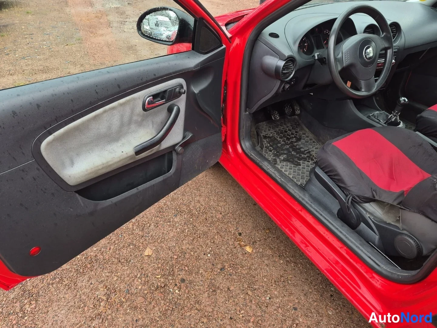 Punainen Seat Ibiza 2003, yksityiskohta, kuva 17