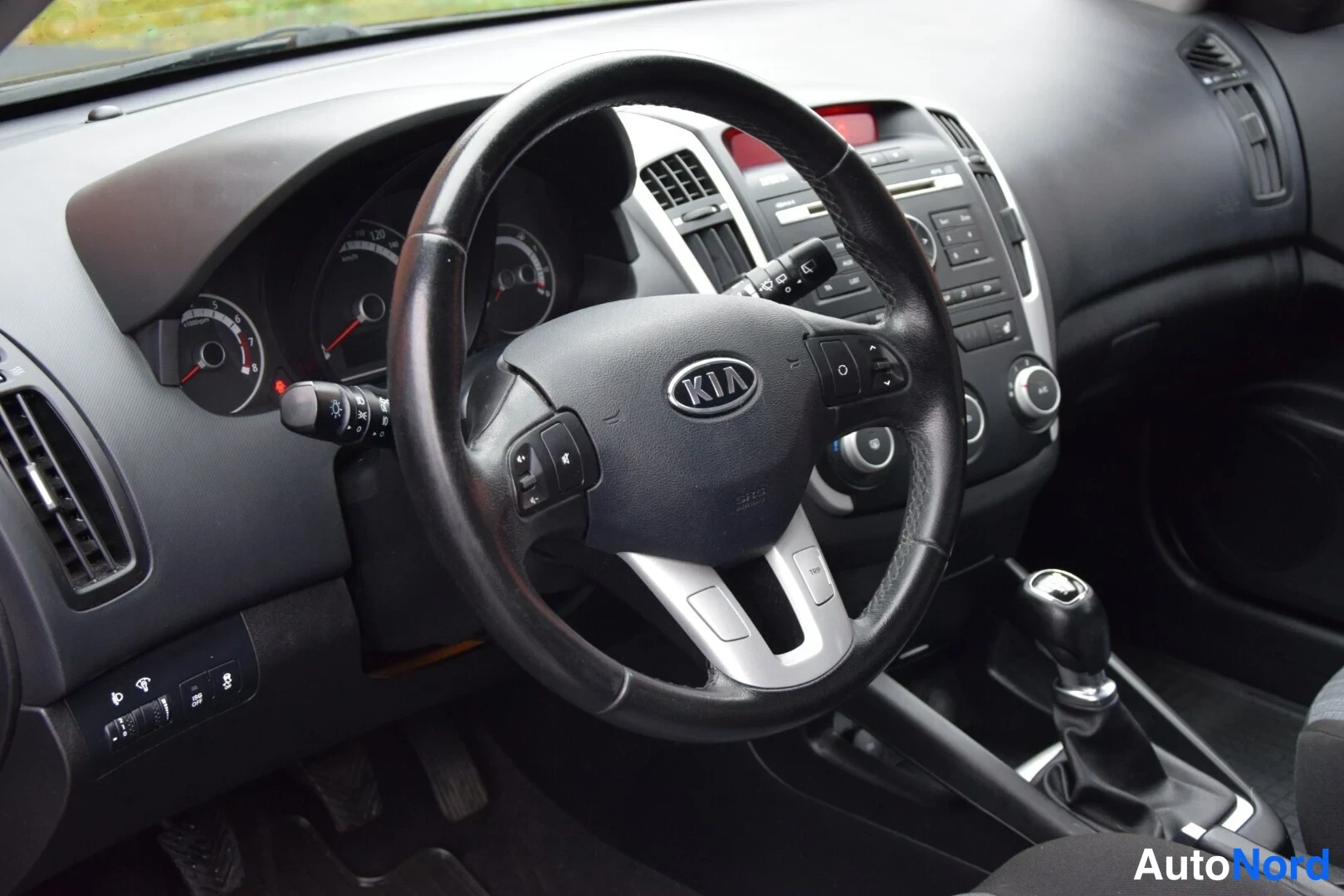 Musta Kia Ceed 2010, ohjaamo, kuva 9