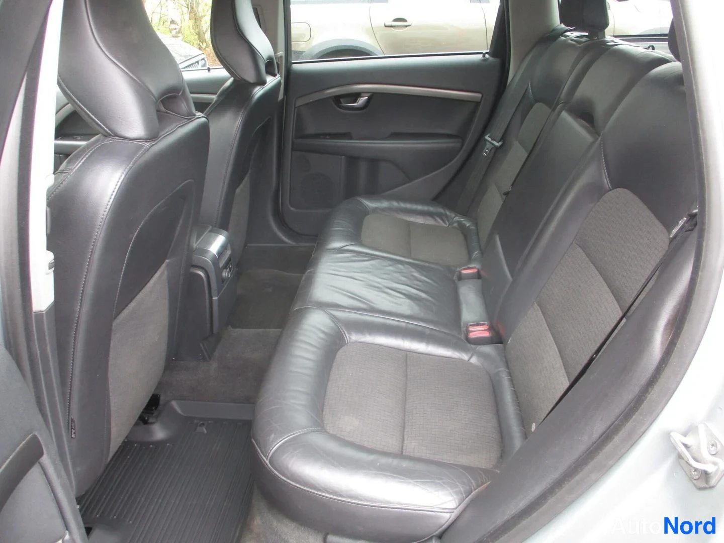 Harmaa Volvo V70 2015, takaistuimet, kuva 15