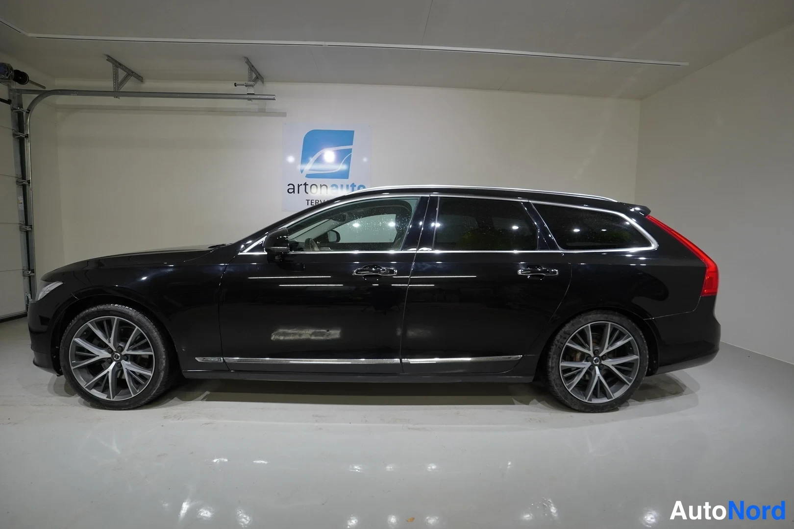 Musta Volvo V90 2017, sivulta, kuva 4