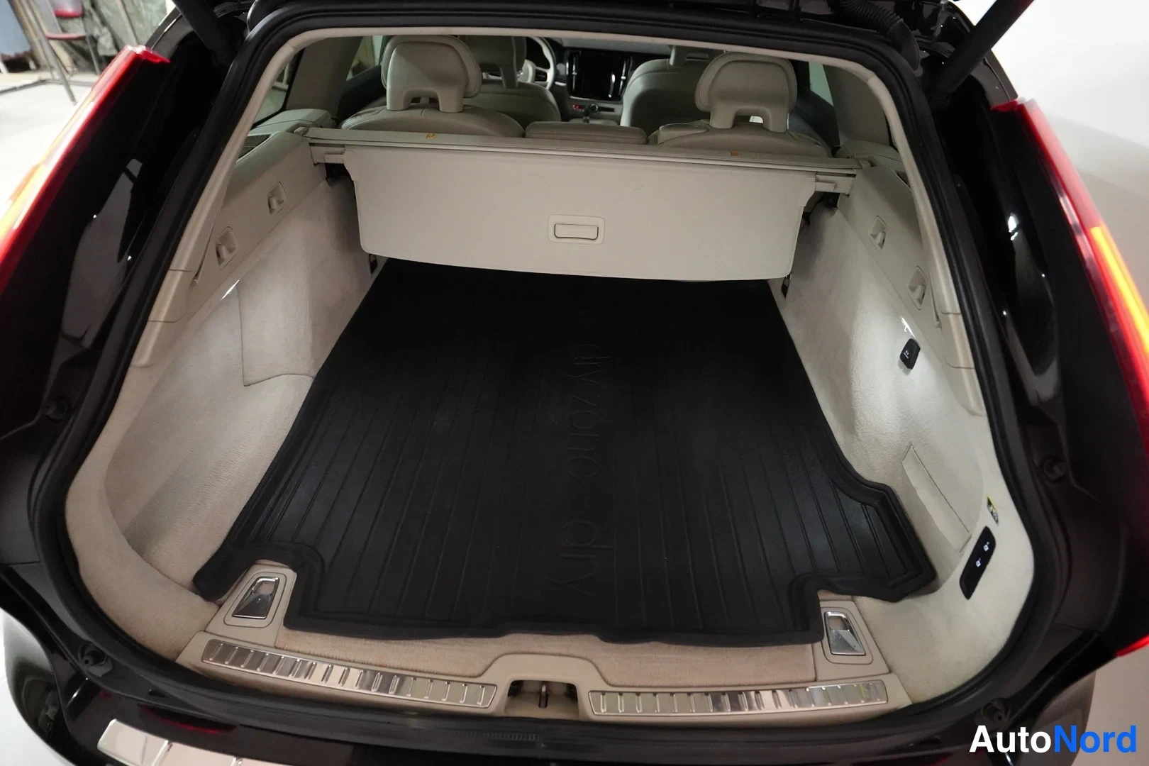 Musta Volvo V90 2017, tavaratila, kuva 10