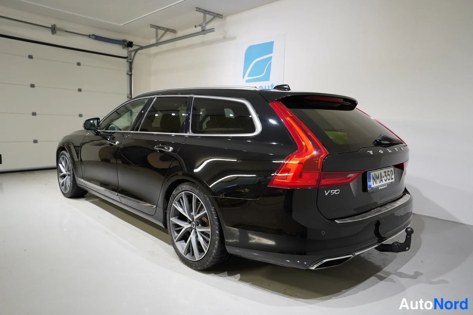 Musta Volvo V90 2017, takaviisto, kuva 5
