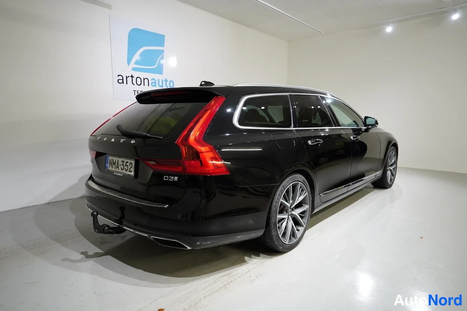 Musta Volvo V90 2017, takaviisto, kuva 6