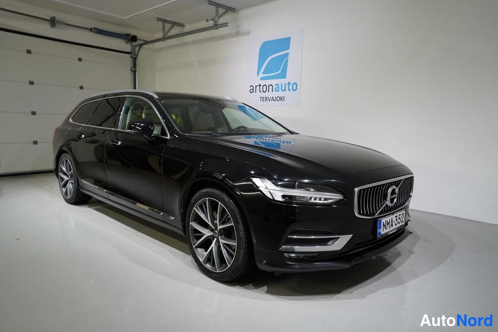 Musta Volvo V90 2017, etuviisto, keula oikealle, kuva 3