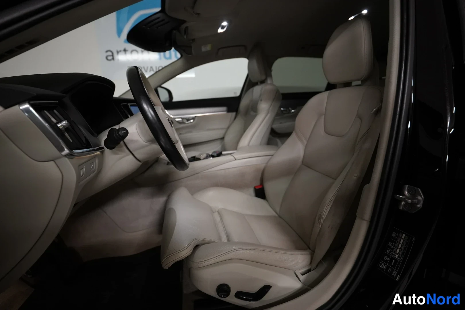 Musta Volvo V90 2017, etuistuimet, kuva 8