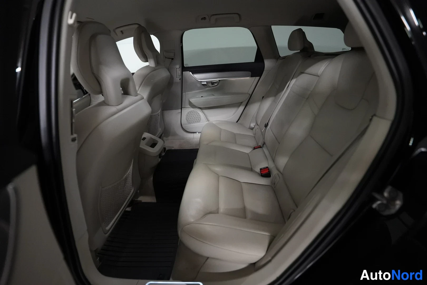 Musta Volvo V90 2017, takaistuimet, kuva 9