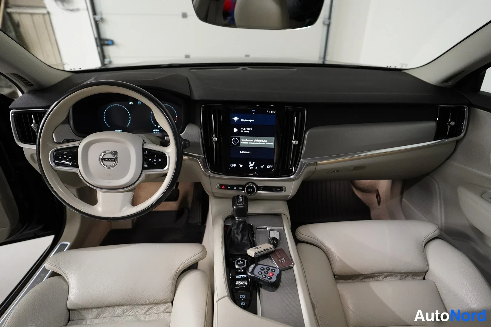 Musta Volvo V90 2017, ohjaamo, kuva 7