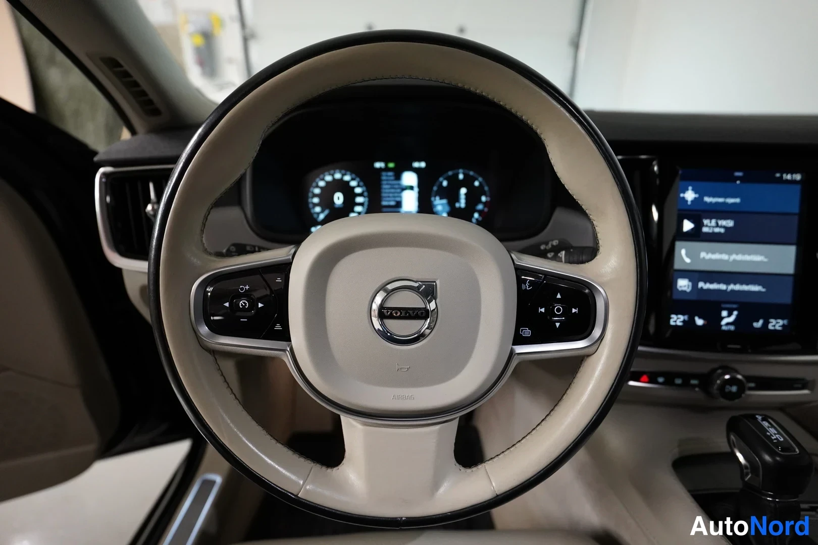 Musta Volvo V90 2017, yksityiskohta, kuva 11