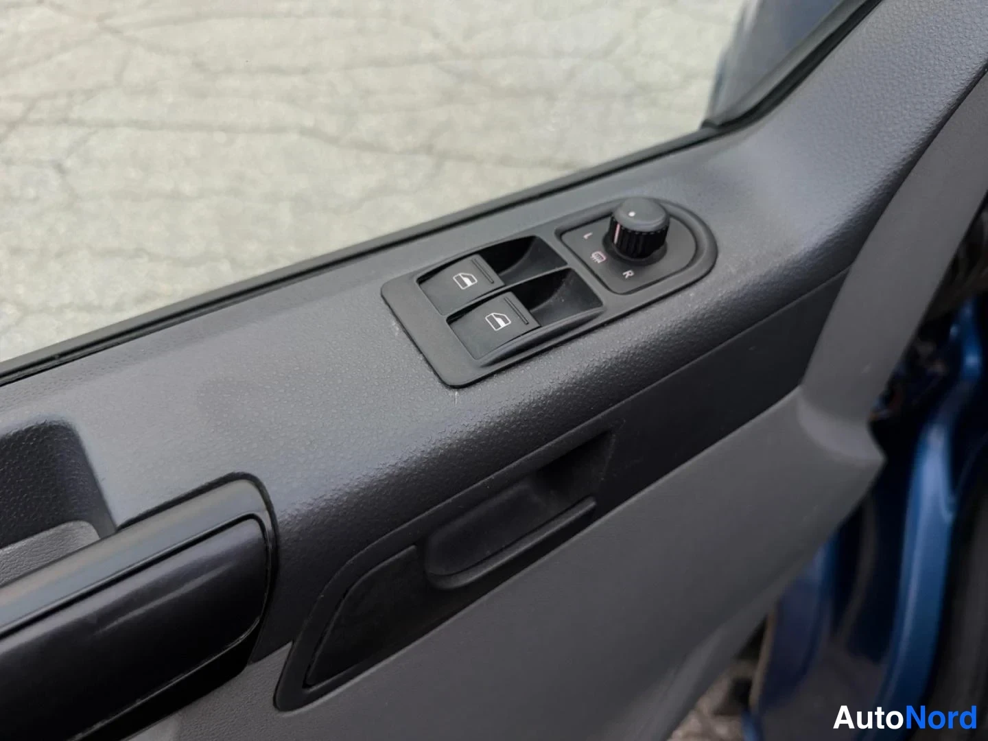 Blå Volkswagen Transporter 2013, detalj, bild 15