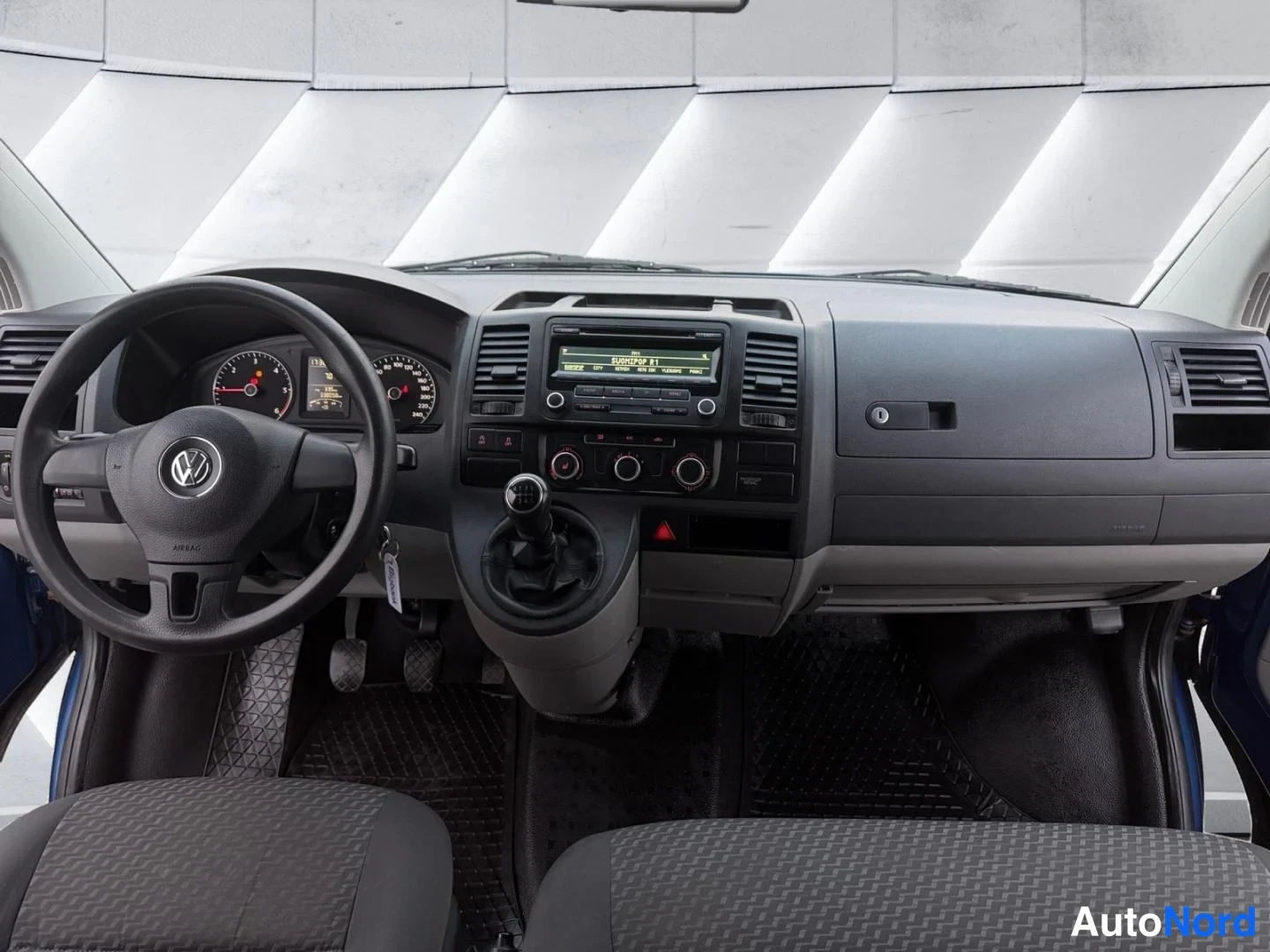 Blå Volkswagen Transporter 2013, förarplats, bild 10