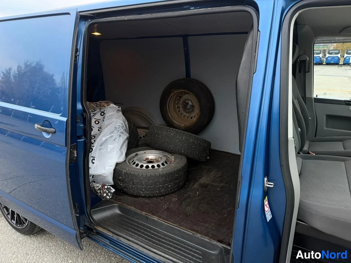 Blå Volkswagen Transporter 2013, bagageutrymme, bild 13