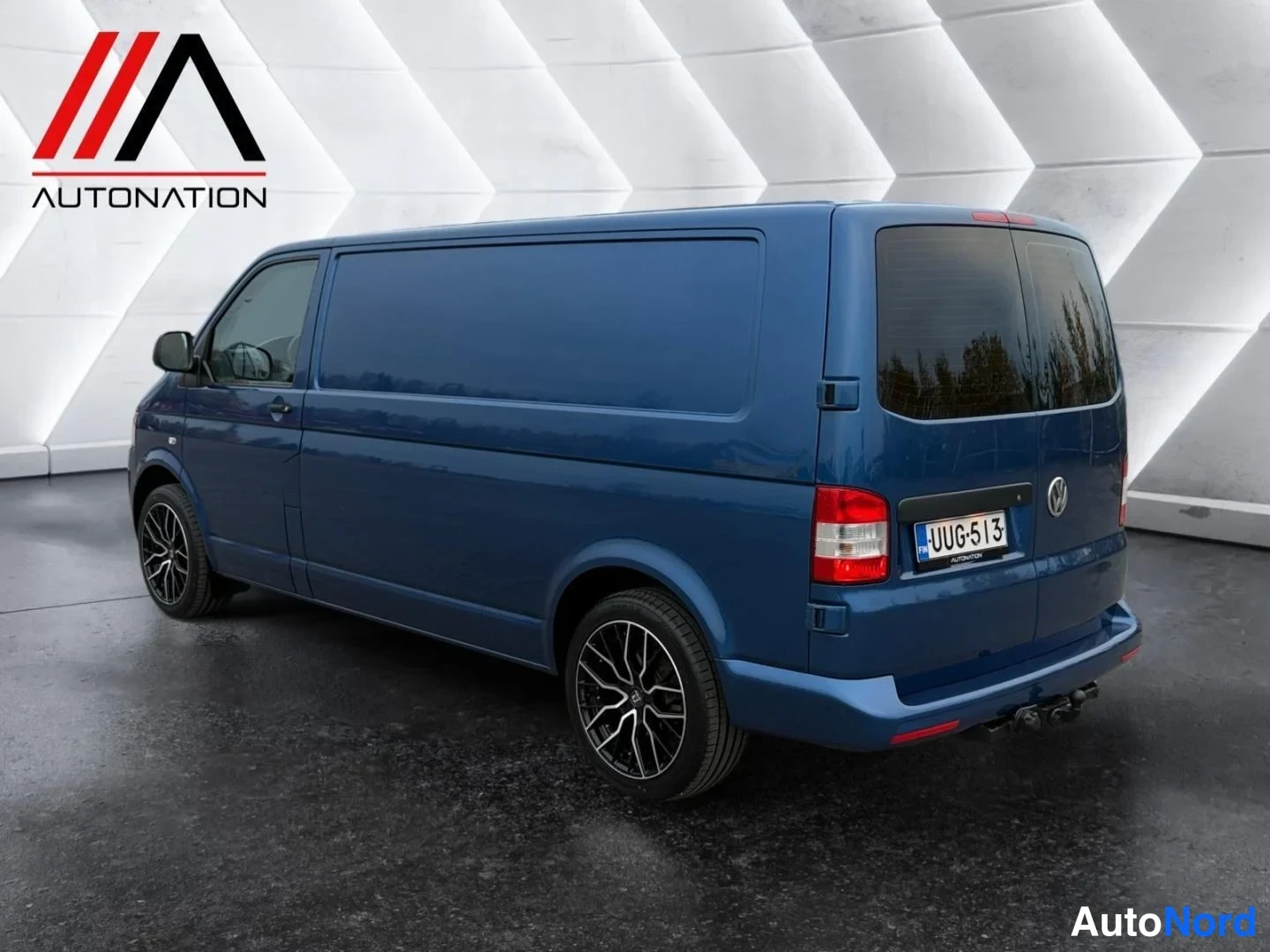Blå Volkswagen Transporter 2013, snett bakifrån, bild 6