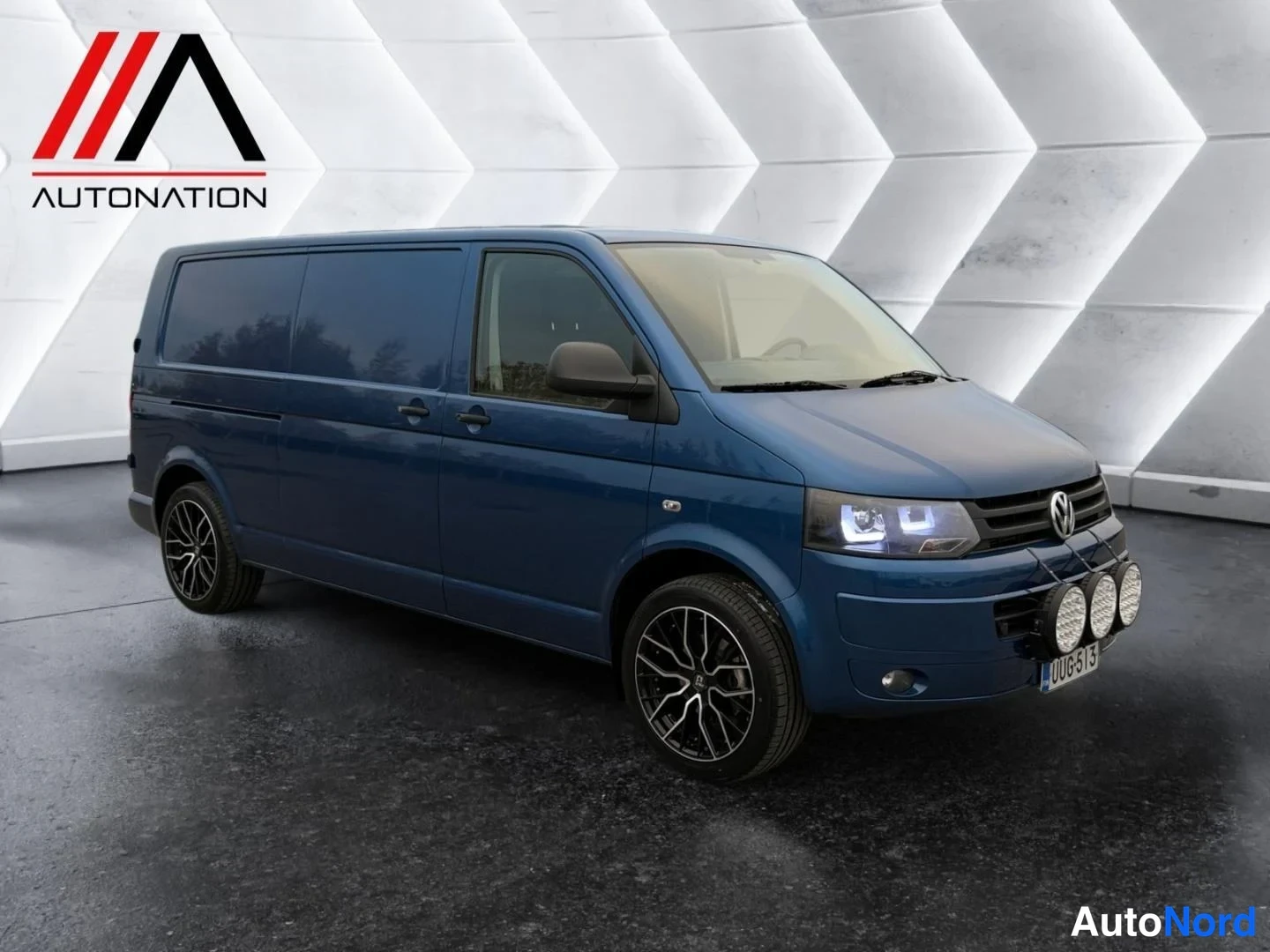 Blå Volkswagen Transporter 2013, snett framifrån, fronten åt höger, bild 2