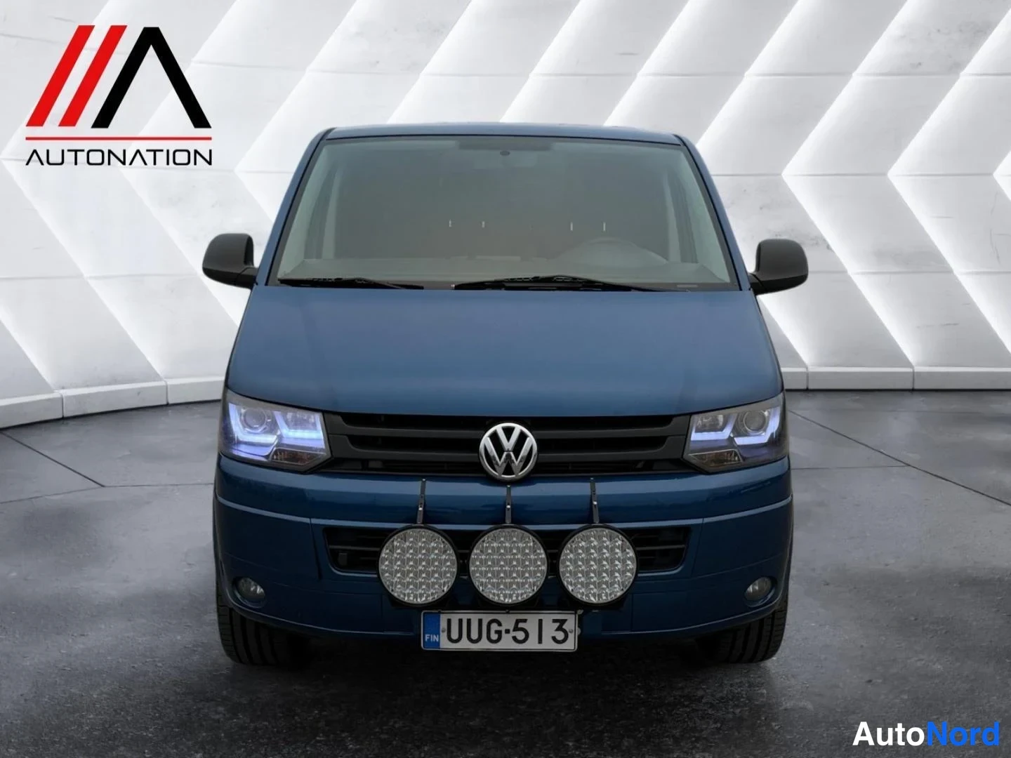 Blå Volkswagen Transporter 2013, framifrån, bild 4