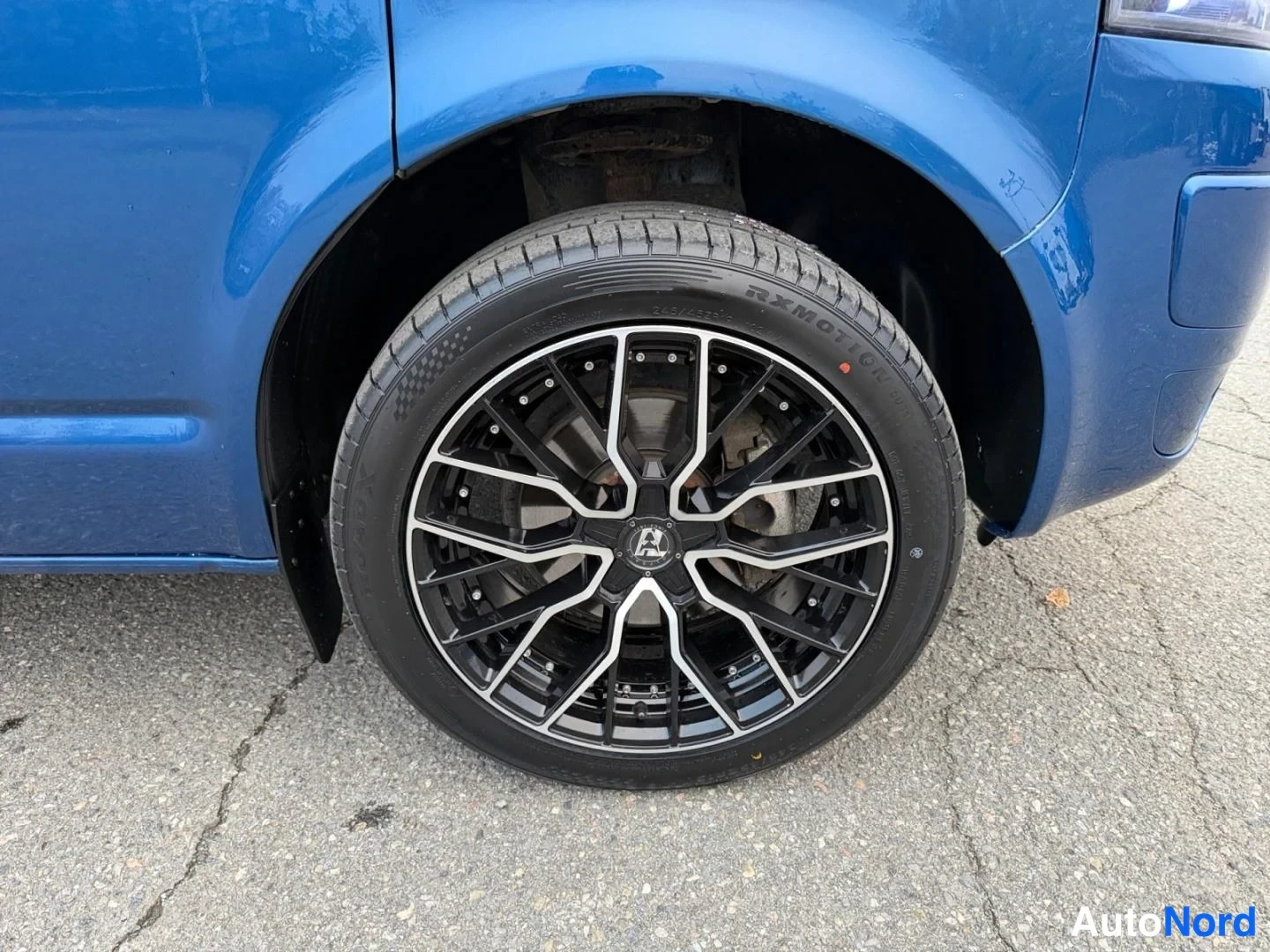 Blå Volkswagen Transporter 2013, detalj, bild 20