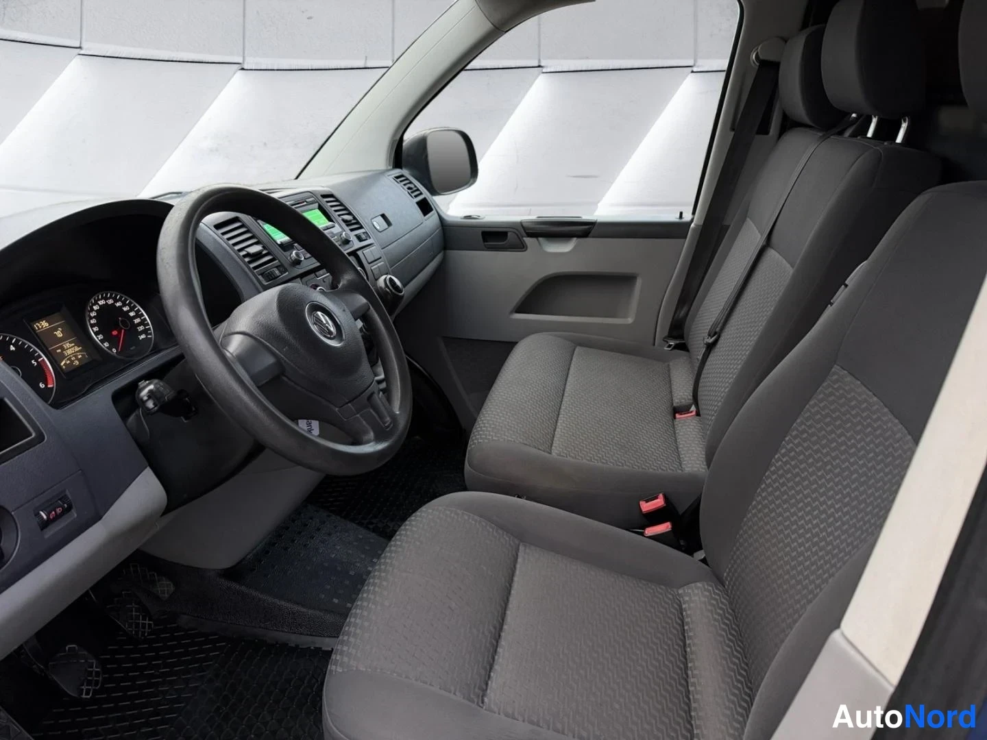 Blå Volkswagen Transporter 2013, förarplats, bild 11