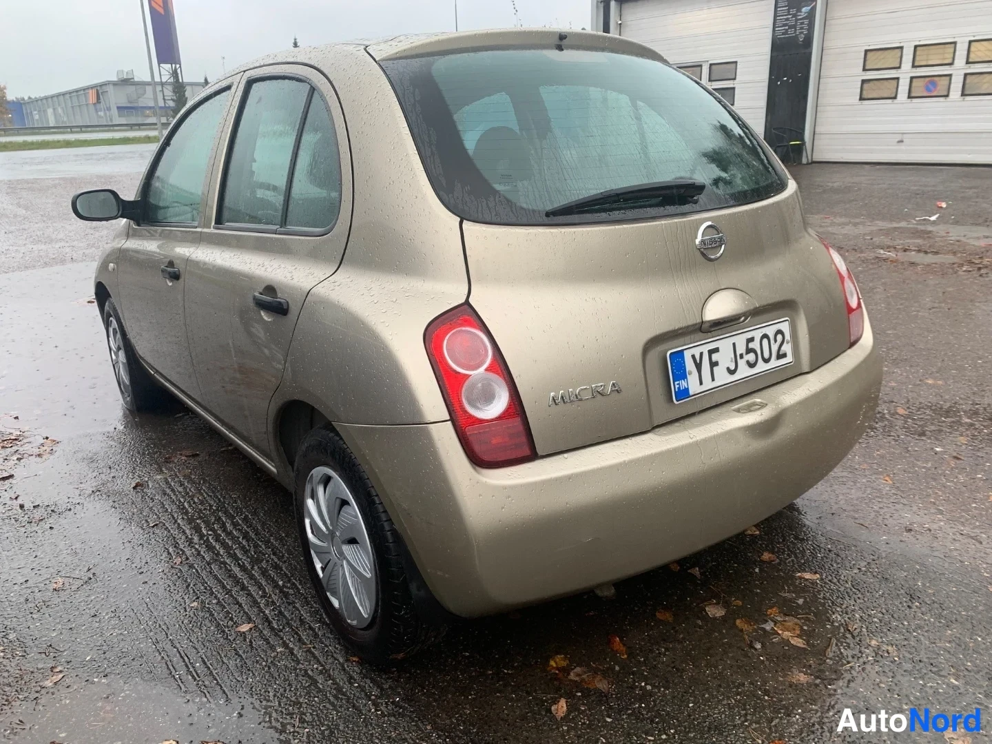 Beige Nissan Micra 2004, takaviisto, kuva 5