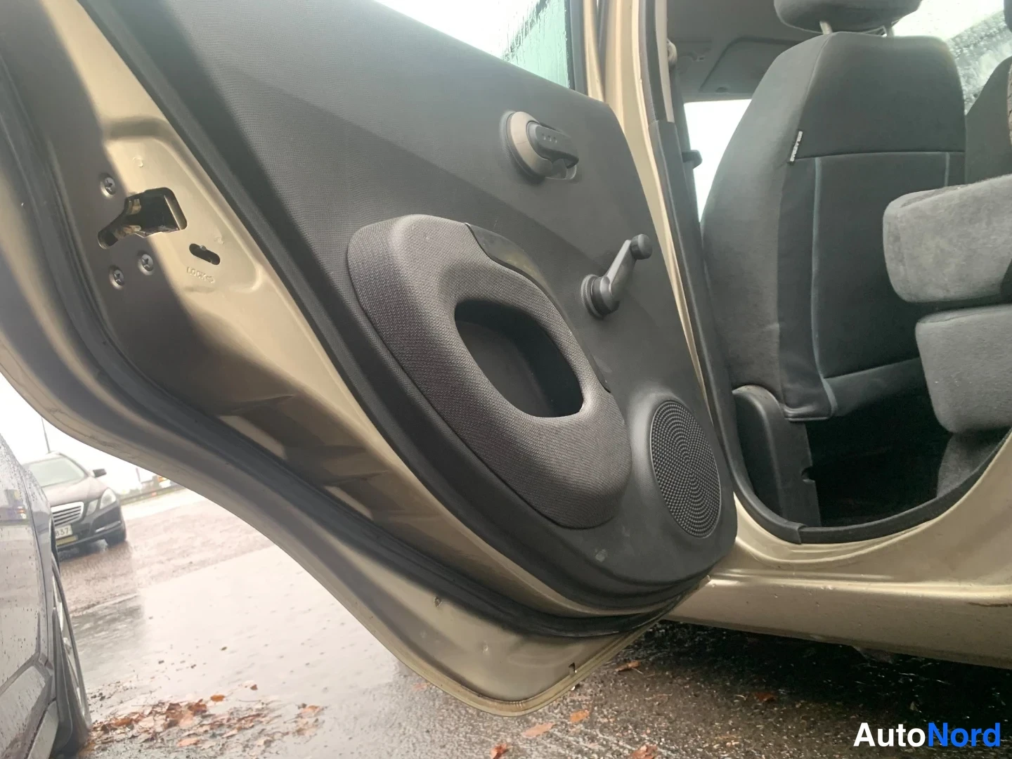Beige Nissan Micra 2004, yksityiskohta, kuva 14