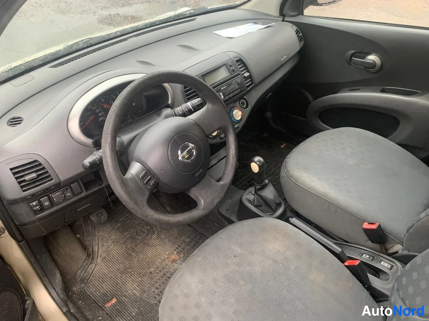 Beige Nissan Micra 2004, ohjaamo, kuva 8