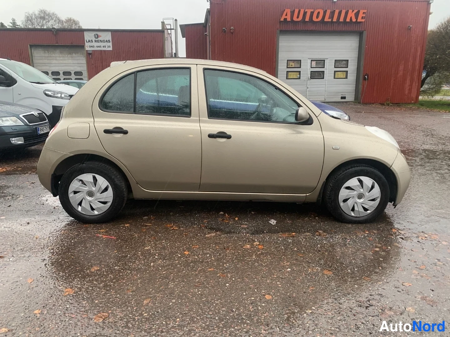 Beige Nissan Micra 2004, sivulta, kuva 4