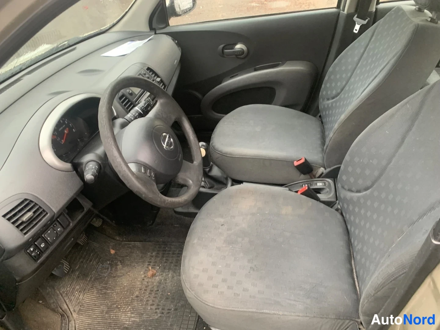 Beige Nissan Micra 2004, etuistuimet, kuva 9