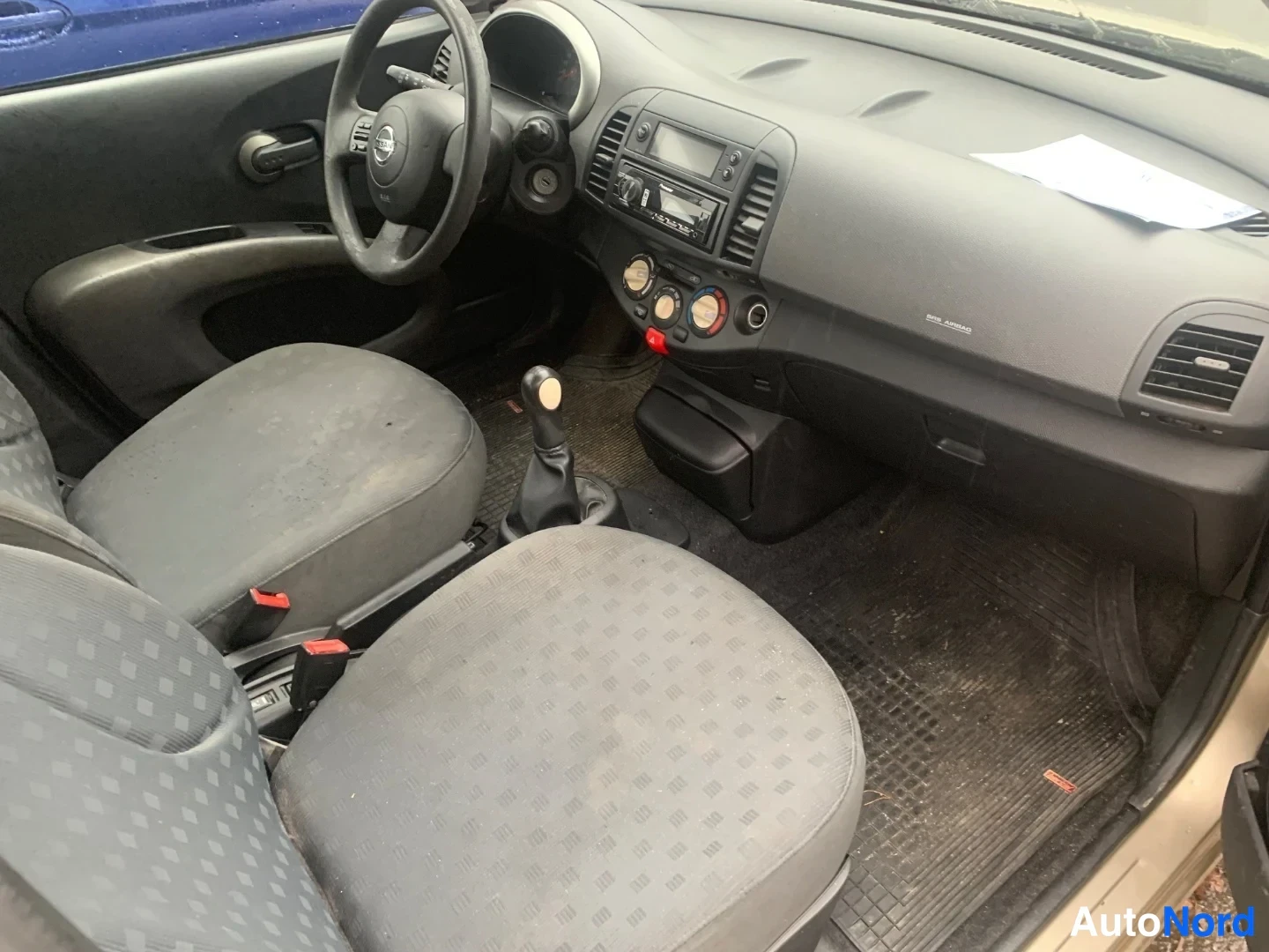 Beige Nissan Micra 2004, ohjaamo, kuva 7