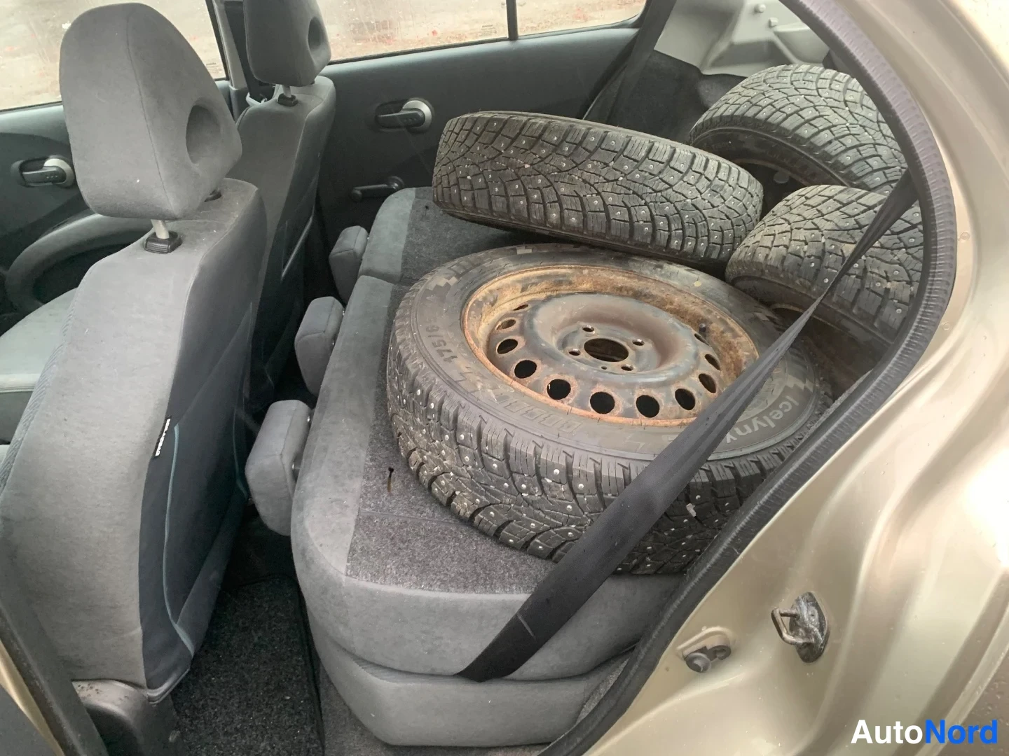 Beige Nissan Micra 2004, tavaratila, kuva 10