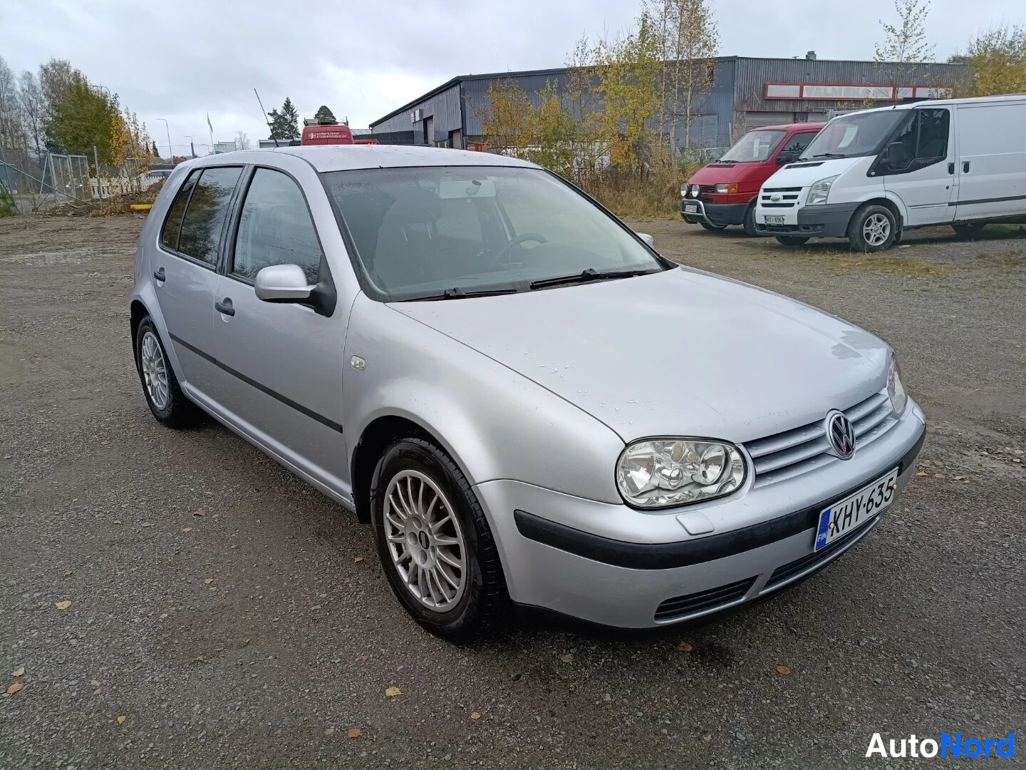 Silver Volkswagen Golf 2003, front three-quarter, nose to the right, photo 2