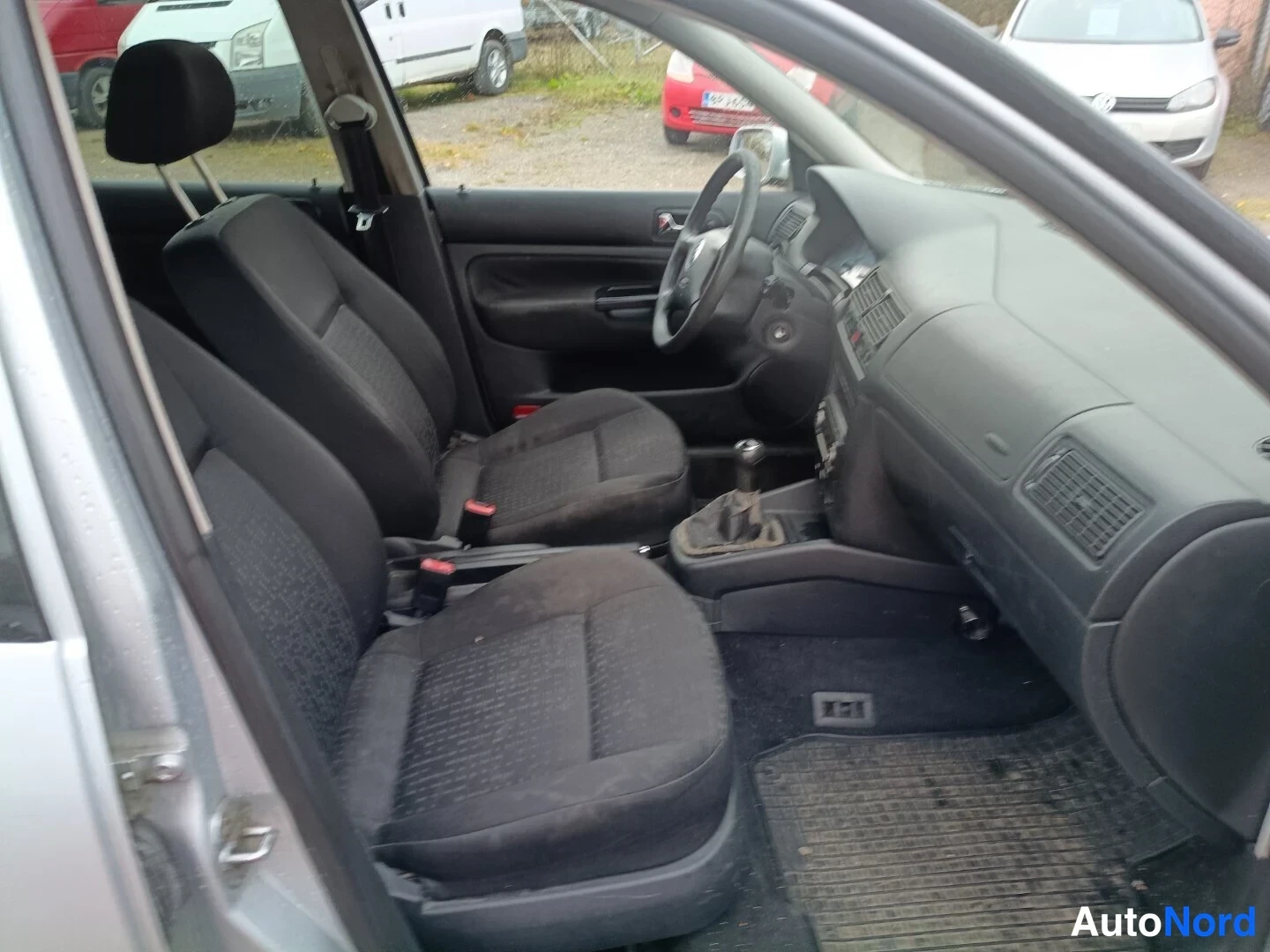 Silver Volkswagen Golf 2003, front seats, photo 8