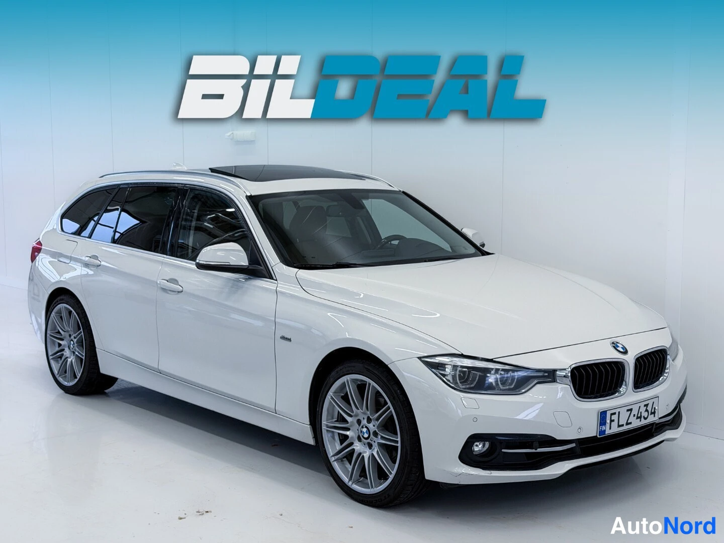 Valkoinen BMW 320i xDrive 2016, etuviisto, keula oikealle, kuva 2