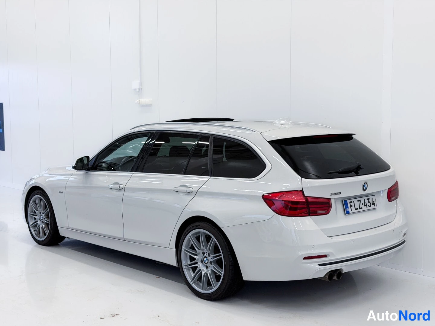 Valkoinen BMW 320i xDrive 2016, takaviisto, kuva 4