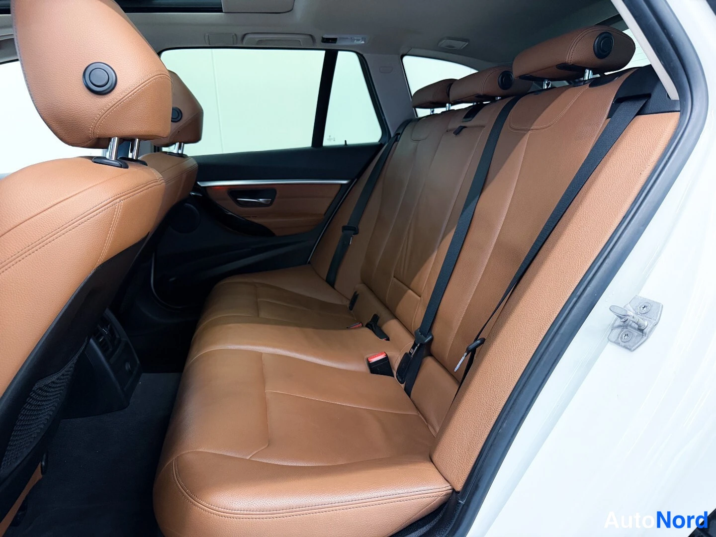 Valkoinen BMW 320i xDrive 2016, takaistuimet, kuva 12