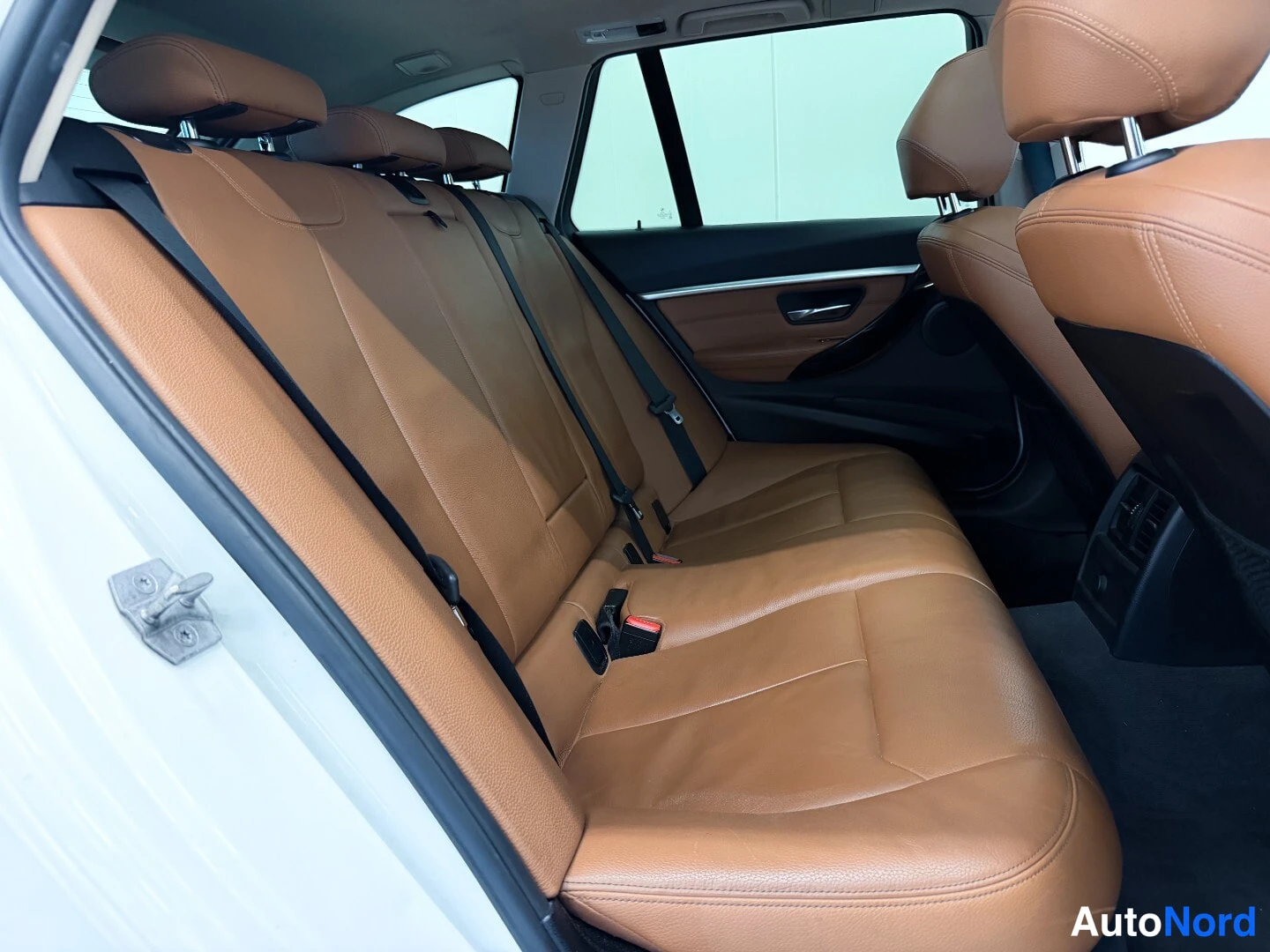 Valkoinen BMW 320i xDrive 2016, takaistuimet, kuva 13