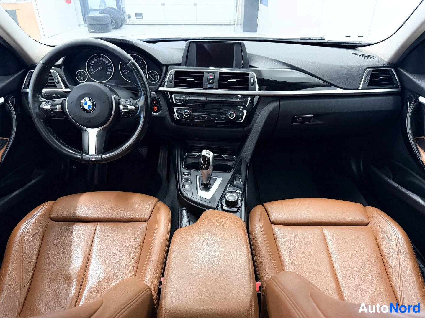 Valkoinen BMW 320i xDrive 2016, ohjaamo, kuva 10