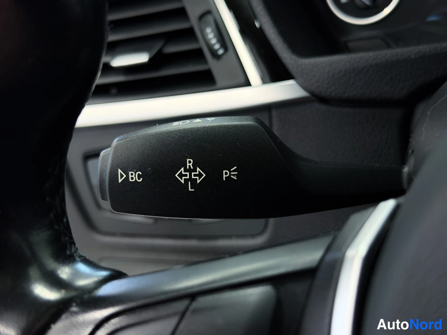 Valkoinen BMW 320i xDrive 2016, yksityiskohta, kuva 15