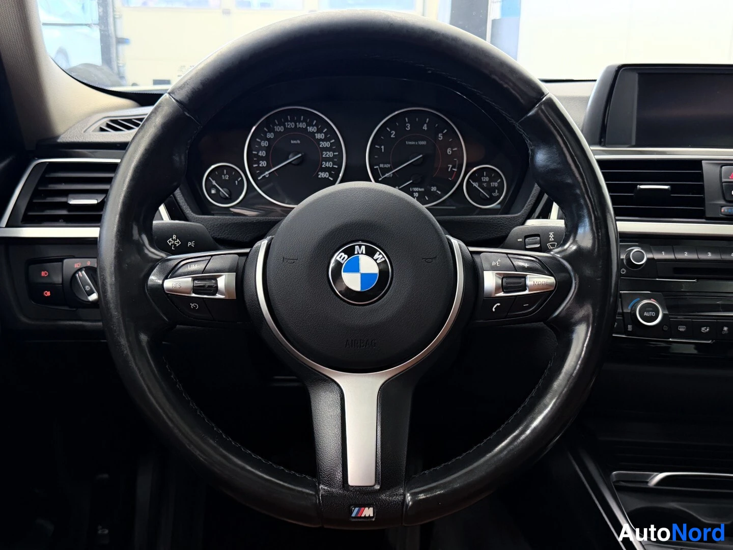 Valkoinen BMW 320i xDrive 2016, yksityiskohta, kuva 17