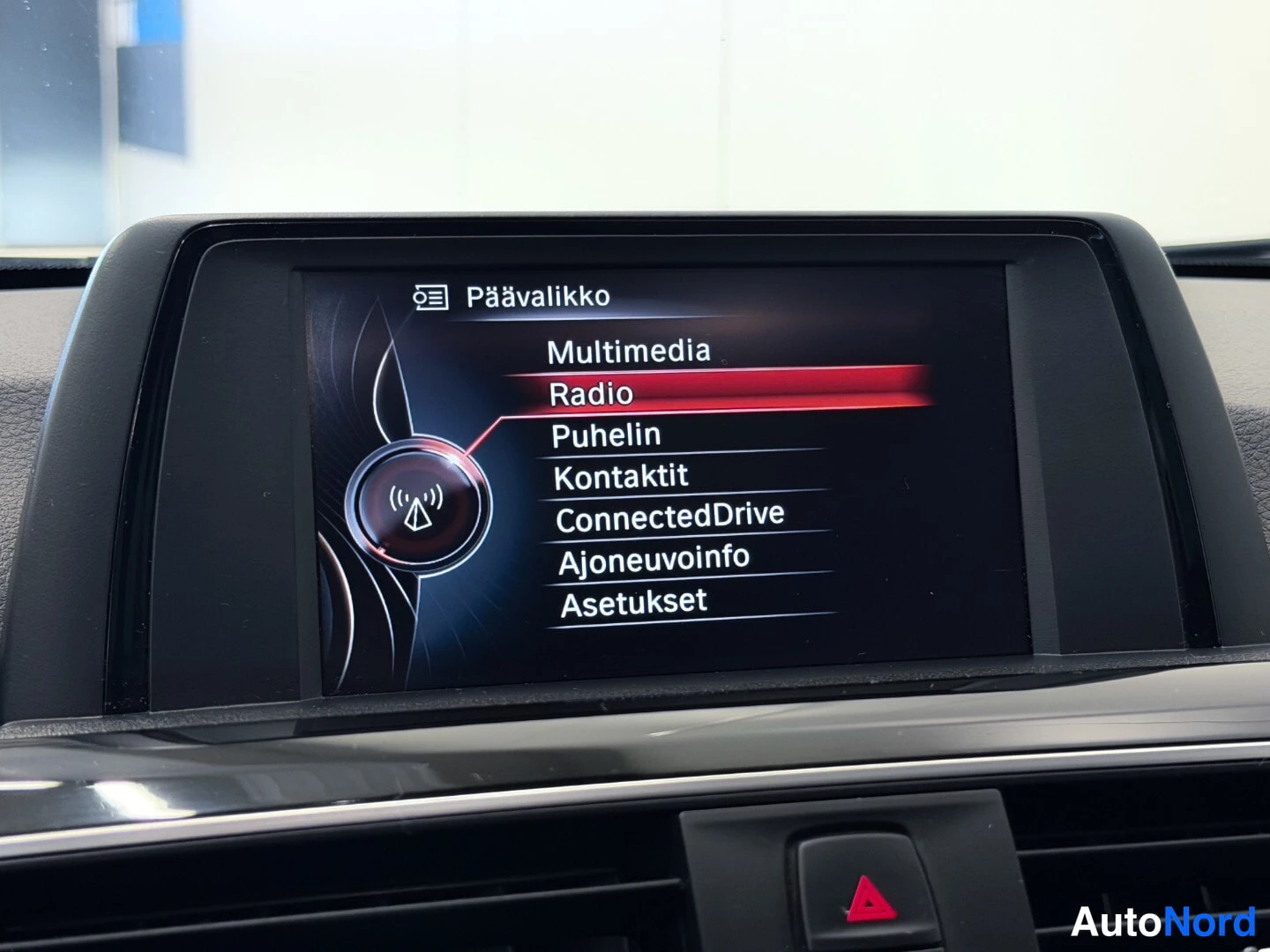 Valkoinen BMW 320i xDrive 2016, yksityiskohta, kuva 21