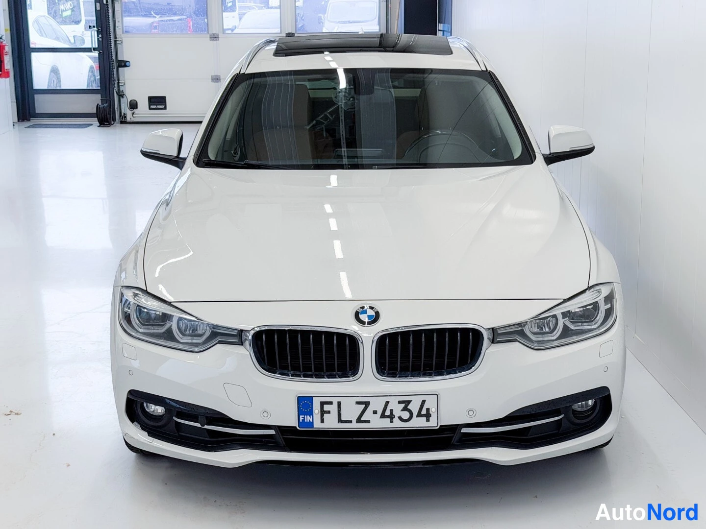 Valkoinen BMW 320i xDrive 2016, edestä, kuva 3