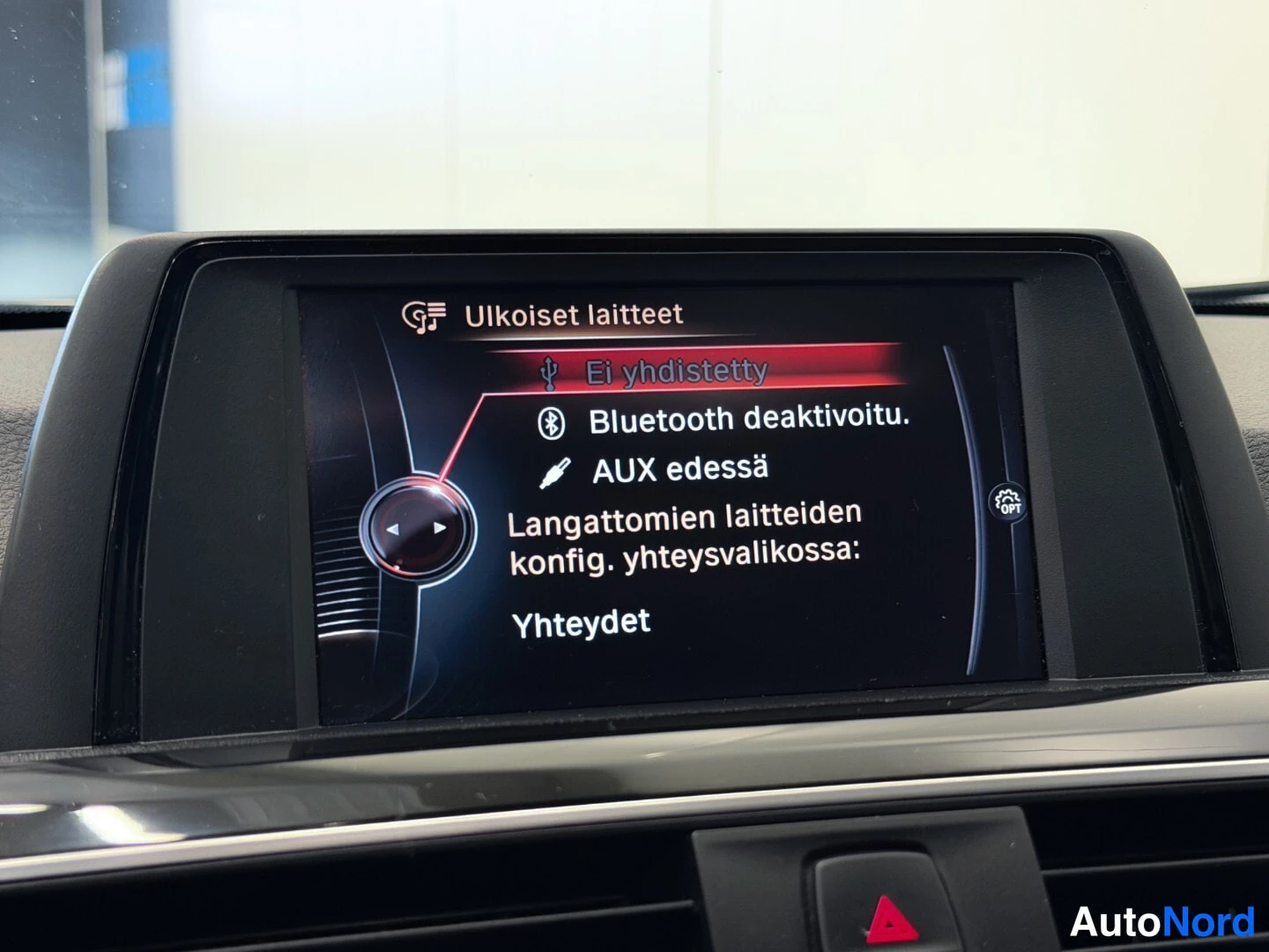 Valkoinen BMW 320i xDrive 2016, yksityiskohta, kuva 22