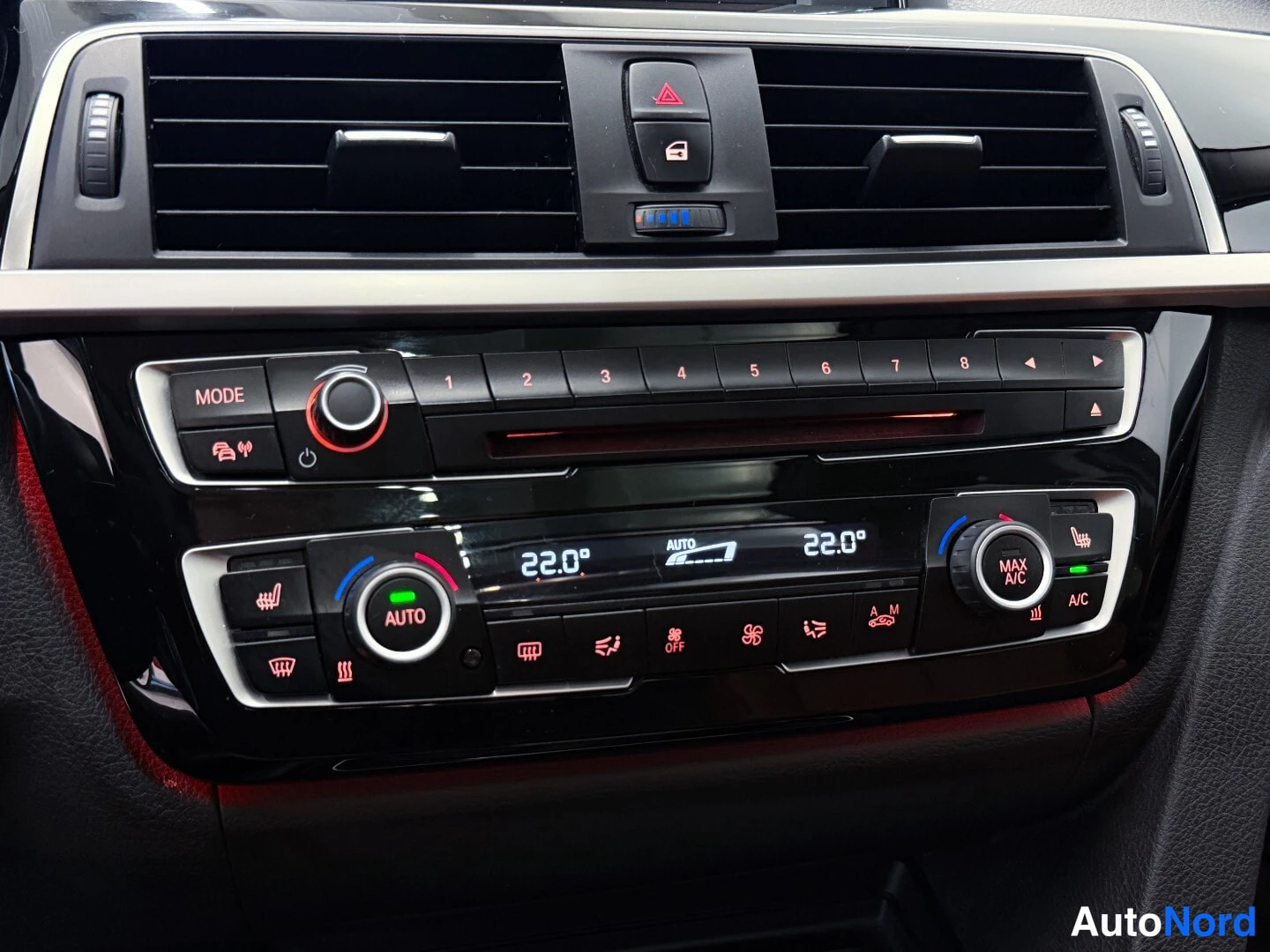 Valkoinen BMW 320i xDrive 2016, yksityiskohta, kuva 24